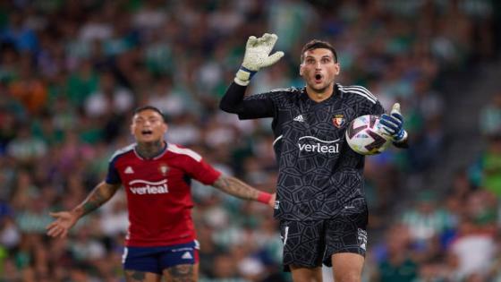 SEVILLE, SPAIN - AUGUST 26: Sergio Herrera of CA Osasuna reacts during the LaLiga Santander match between Real Betis and CA Osasuna at Estadio Benito Villamarin on August 26, 2022 in Seville, Spain. (Photo by Fran Santiago/Getty Images)