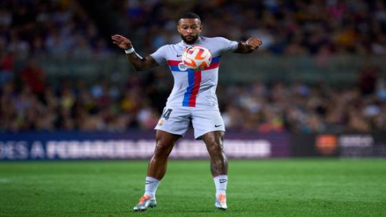 BARCELONA, SPAIN - AUGUST 24: Memphis Depay of FC Barcelona controls the ball during the friendly match between FC Barcelona and Manchester City at Spotify Camp Nou on August 24, 2022 in Barcelona, Spain. (Photo by Alex Caparros/Getty Images)