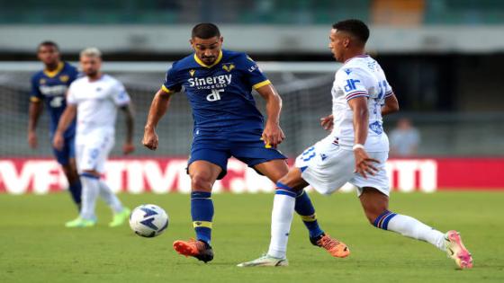 VERONA, ITALY - SEPTEMBER 04: Koray Gunter of Hellas Verona passes while under pressure from Abdelhamid Sabiri of UC Sampdoria during the Serie A match between Hellas Verona and UC Sampdoria at Stadio Marcantonio Bentegodi on September 04, 2022 in Verona, Italy. (Photo by Emilio Andreoli/Getty Images)