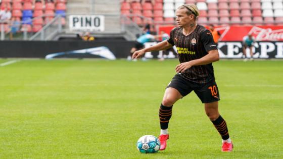 UTRECHT, NETHERLANDS - JULY 30: Mykhaylo Mudryk of Shakhtar Donetsk runs with the ball during the Pre Season Friendly match between FC Utrecht and FK Sjachtar Donetsk at the Stadion Galgenwaard on July 30, 2022 in Utrecht, Netherlands (Photo by Joris Verwijst/BSR Agency/Getty Images)